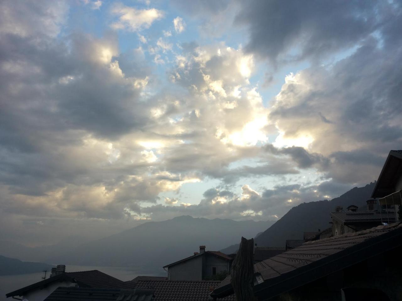 Appartamenti Montemezzo Le Case In Pietra Sorico Buitenkant foto